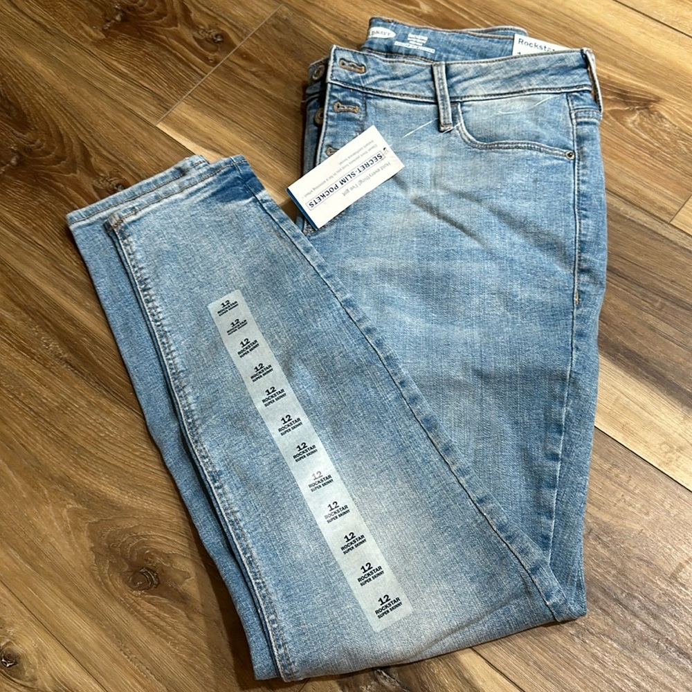 Old Navy size 12 super skinny high rise Rockstar jeans. Light denim